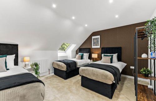 Newark upon Trent House | Large and Stylish Abode in Nottingham - Sleeps 15