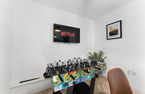 Newark upon Trent House | Large and Stylish Abode in Nottingham - Sleeps 15