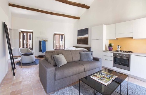 Rione VI Parione Apartment | Spacious Self-Catered Apartment in Rome, Pet-Friendly Escape