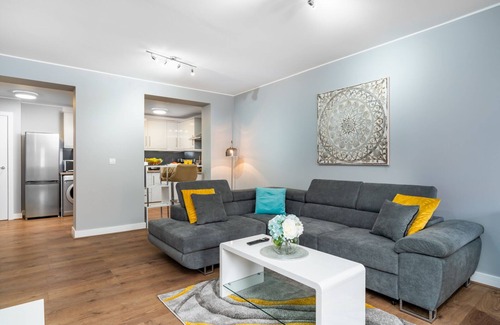 Amesbury Apartment | Spacious Apartment in Amesbury with Smart TV & Free Parking