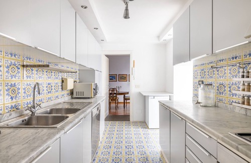 Rione VII Regola Apartment | Spacious Apartment Overlooking Campo Dei Fiori for Groups