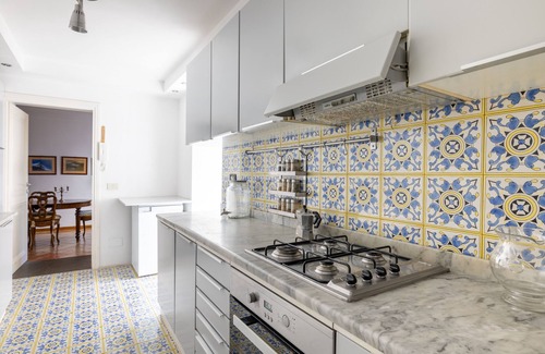 Rione VII Regola Apartment | Spacious Apartment Overlooking Campo Dei Fiori for Groups