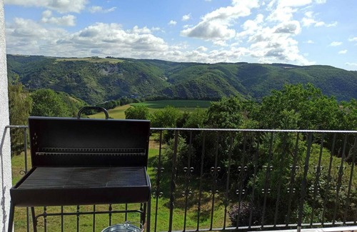 Mainz-Bingen Apartment | Spacious Apartment with Ocean View and Terrace for 9 Guests