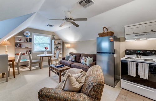 Hancock Apartment | Modern Apartment Near UT & Downtown with Pool Access