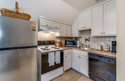 Hancock Apartment | Modern Apartment Near UT & Downtown with Pool Access
