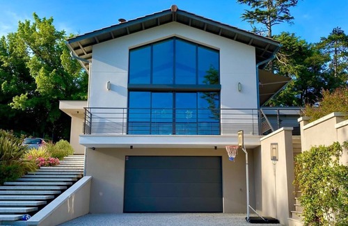 Pompignac House | Large architect-designed villa with swimming pool between sea and vineyards