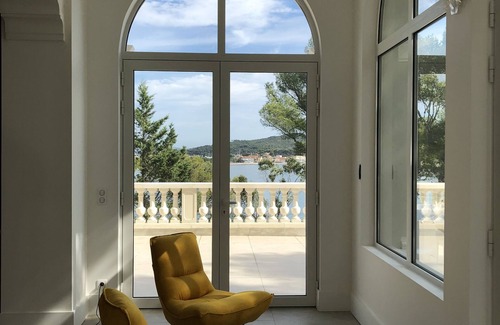 La Seyne-sur-Mer House | Beachfront Haven: Perfect for Families with Ocean Views