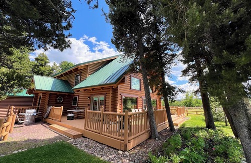 East Glacier Park Village House | Guest Rated 10/10: Cozy Log Home in East Glacier Park