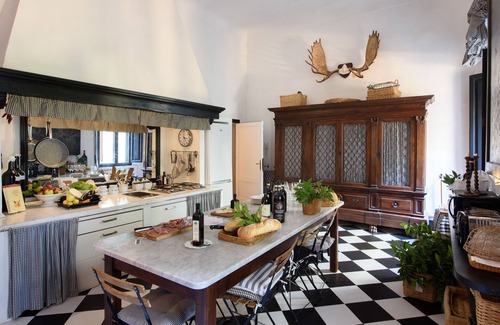 Lilliano Villa | Large, beautiful villa in Tuscan Hills of Chianti, Stunning gardens and large po