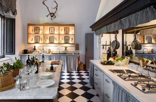 Lilliano Villa | Large, beautiful villa in Tuscan Hills of Chianti, Stunning gardens and large po