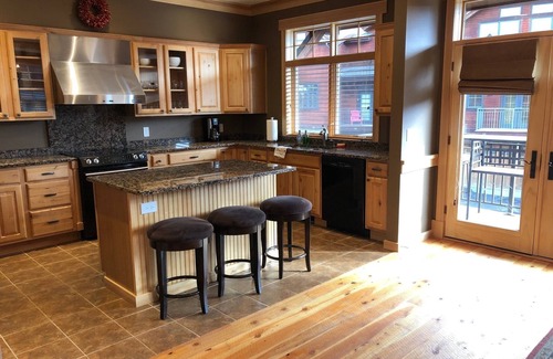 Big Sky Condo | Spacious Big Sky Condo Near Yellowstone with Hot Tub & Pool