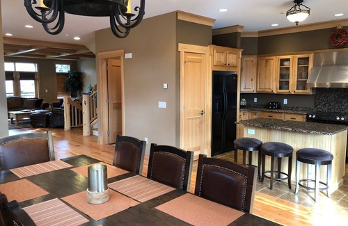 Big Sky Condo | Spacious Big Sky Condo Near Yellowstone with Hot Tub & Pool