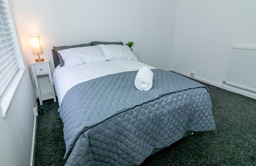 Stevenage House | Bright & Cozy Home with Kitchen - Fairlands Lodge