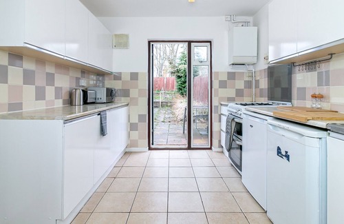 Stevenage House | Bright & Cozy Home with Kitchen - Fairlands Lodge