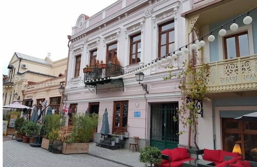 Chugureti Apartment | Bright Studio in the Heart of the City - Family-Friendly Stay