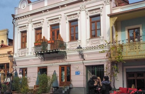 Chugureti Apartment | Bright Studio in the Heart of the City - Family-Friendly Stay