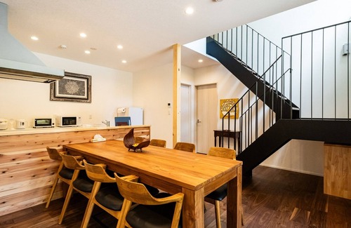 Fujikawaguchiko Hotel | Forest Retreat: Spacious Maisonette with Breakfast & Kitchen