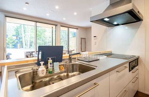 Fujikawaguchiko Hotel | Forest Retreat: Spacious Maisonette with Breakfast & Kitchen