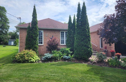 Keswick House | Ideal Bungalow Near Lake Simcoe with Pet-Friendly Amenities