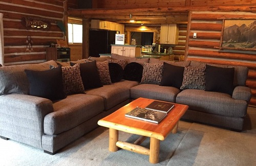 Silverthorne House | Cozy Log House Retreat with Pool and Family-Friendly Amenities