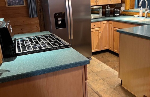 Silverthorne House | Cozy Log House Retreat with Pool and Family-Friendly Amenities