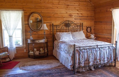 Rattan Cabin | Spacious Cabin Retreat in Kiamichi Wilderness - Guest Rated 9.8