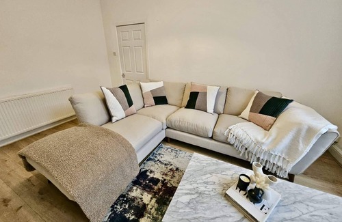 Liverpool House | Modern Central Home with Outdoor Space & Free Parking