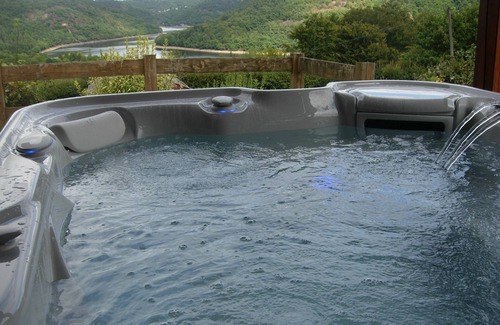 Saint-Jacques-d'Ambur Ski Chalet | Inviting Chalet with Jacuzzi and Scenic Lake Views