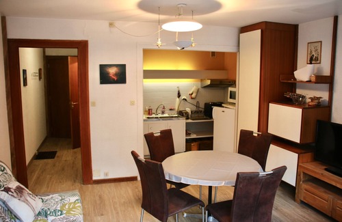 Chamonix City Centre Apartment | Peaceful Studio with Magnificent Mont-Blanc View