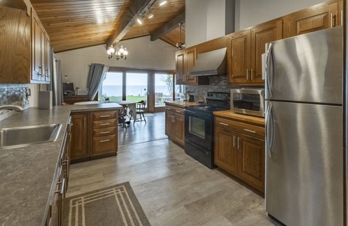 Forestville House | Incredible Lakefront Cottage with Breathtaking Views