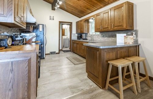 Forestville House | Incredible Lakefront Cottage with Breathtaking Views