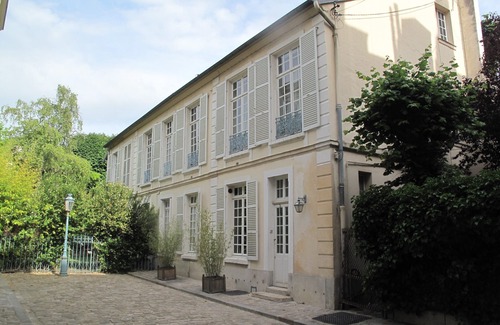 Notre-Dame Apartment | Cozy Apartment Steps from the Palace of Versailles