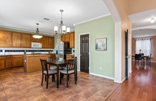 South Arlington House | Family-Friendly 4BR Retreat with Breakfast & Great Location