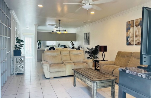 Nassau Condo | Beautiful Condo by Cable Beach with Pool & Breakfast
