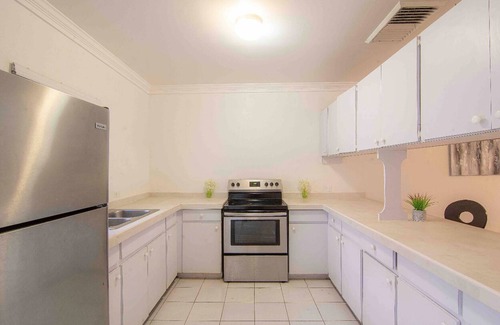 Nassau Condo | Beautiful Condo by Cable Beach with Pool & Breakfast