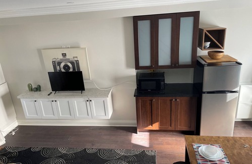 Mount Dennis House | Modern One Bedroom with Kitchen and Pet-Friendly Amenities