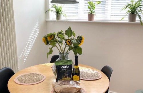 Swindon Apartment | Cozy Basement Flat in Old Town - Pet Friendly & Accessible