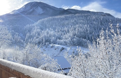 Colmars Ski Chalet | Cozy Chalet Retreat in Alpes de Haute Provence with Garden