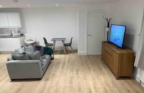 Maidstone Apartment | Cozy Maidstone Studio with Fully Equipped Kitchen