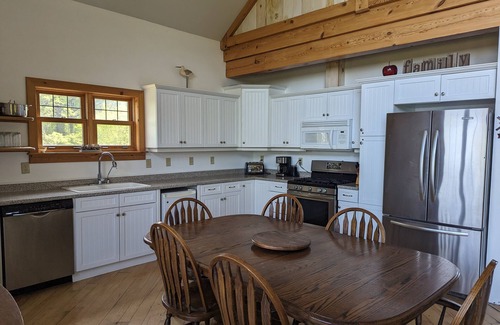 Kingsville Cottage | Scenic Cottage with Kitchen, Pet Friendly & Sunset Views