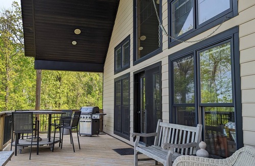 Kingsville Cottage | Scenic Cottage with Kitchen, Pet Friendly & Sunset Views