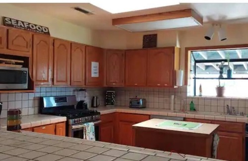 Lone Pine House | Spacious Country Home with Pet-Friendly Amenities