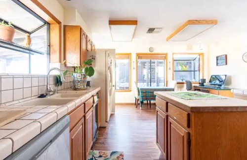 Lone Pine House | Spacious Country Home with Pet-Friendly Amenities
