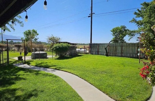 Lone Pine House | Spacious Country Home with Pet-Friendly Amenities