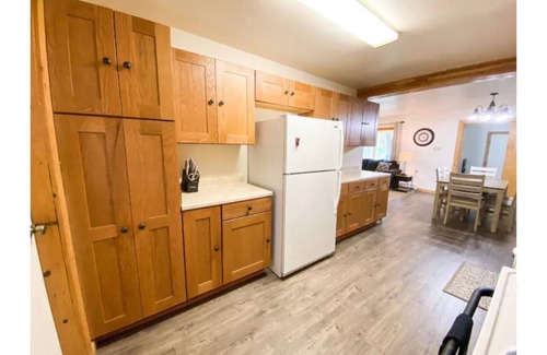 Ester House | Cozy 4 BR Retreat Near Airport with Family Amenities