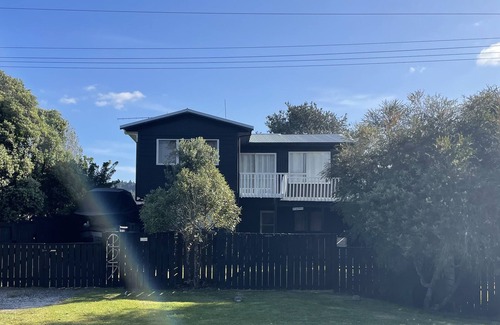 Whangapoua House | Cozy Kiwi Bach - Steps from New Zealand's Best Beach