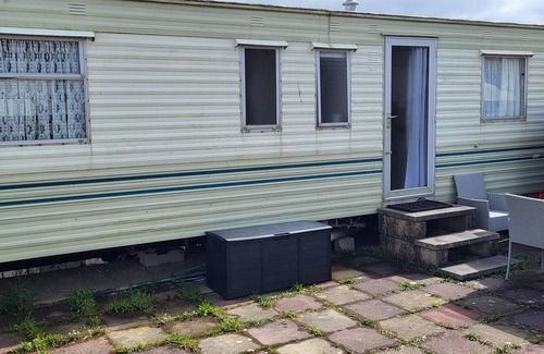 Par House | Cozy Oceanfront Caravan in Cornwall with Pool & Breakfast