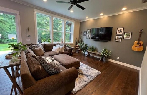 Snohomish House | Inviting Custom Home with Hot Tub & Spa on 80 Acres