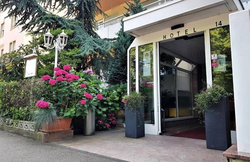 Stuhlinger-Eschholz Apartment | Large double room with bathtub/WC