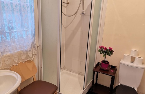 Dover House | Comfortable Double Room at Regency Property by the Cliffs